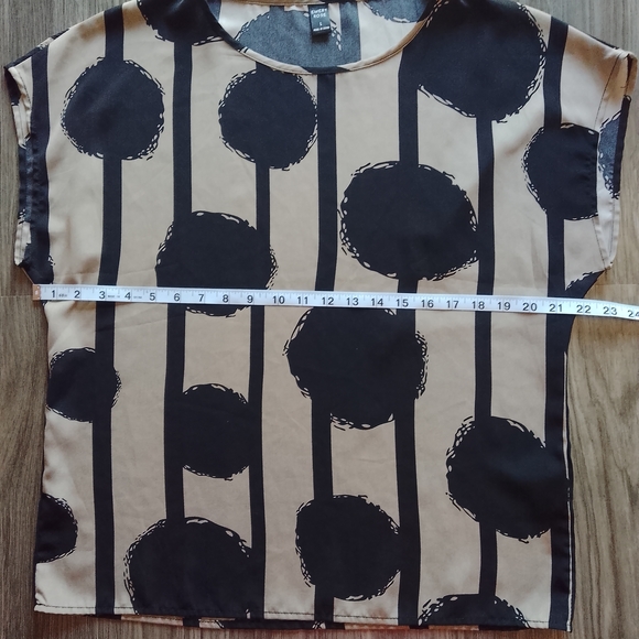 Black and Tan Blouse with Bold Pattern - Picture 5 of 5